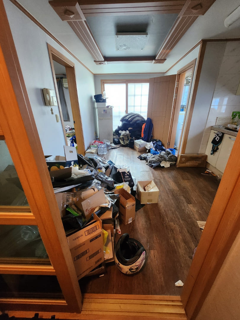 서울 서초구 잠원동, 쓰레기집 청소로 놀라운 변신 작업전 이미지
