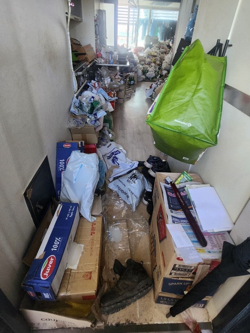 고독사 현관문 입구