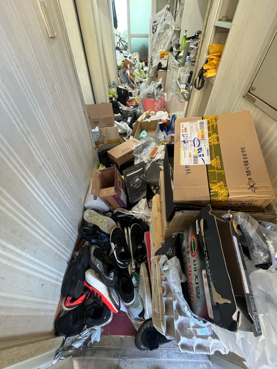 서울 강남 삼성동 쓰레기집 청소 전 현관,복도 사진 [우아한정리 제공]