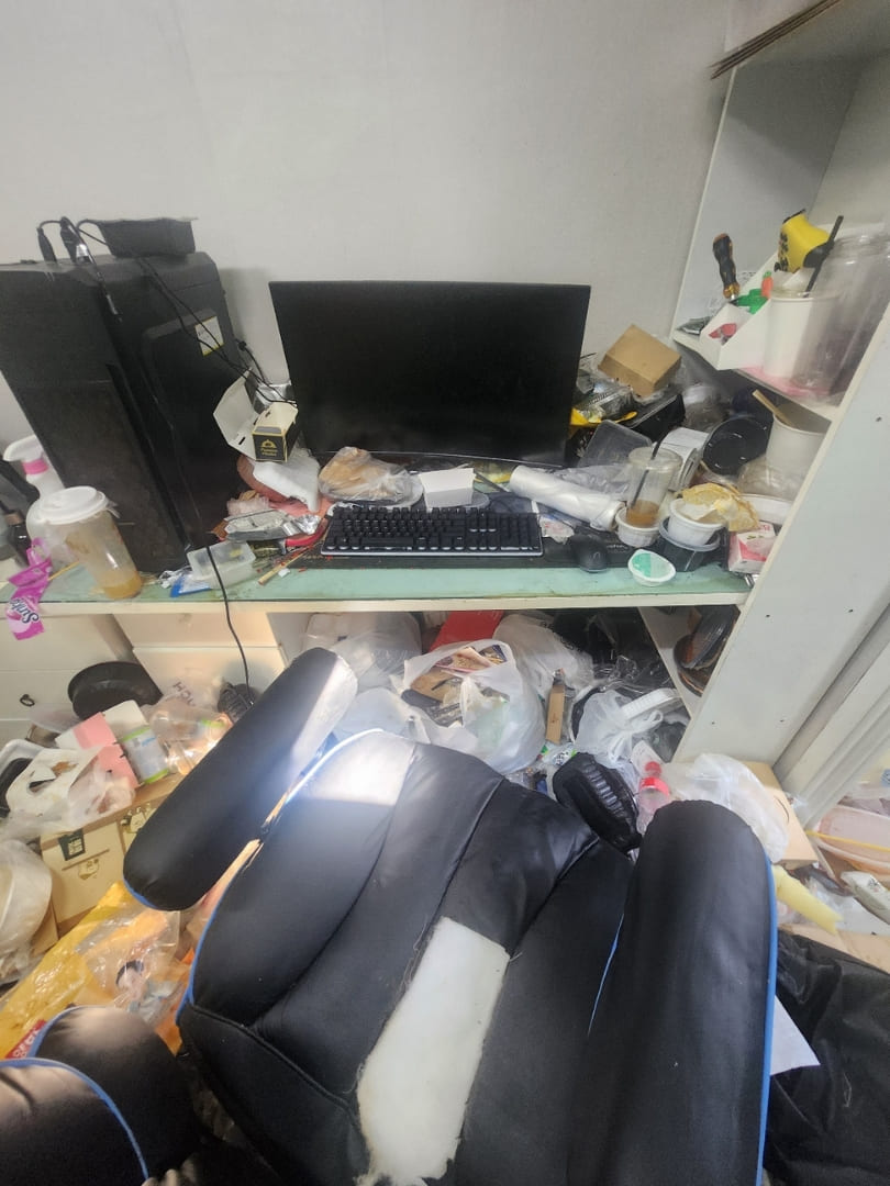 대전 쓰레기집 책상