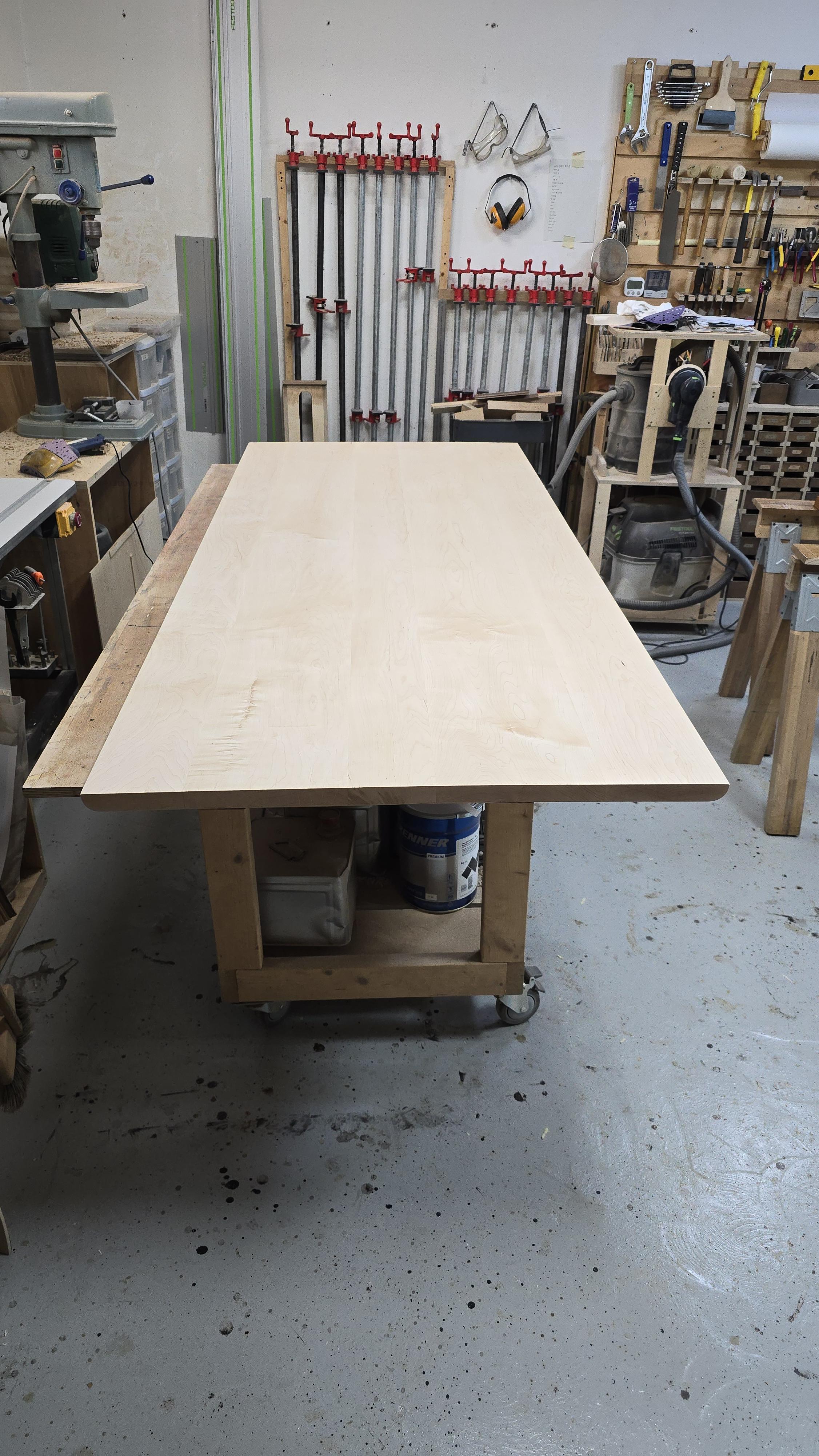 메이플 제재목 원목, 메이플 원목을 테이블 상판으로 제작하는 중