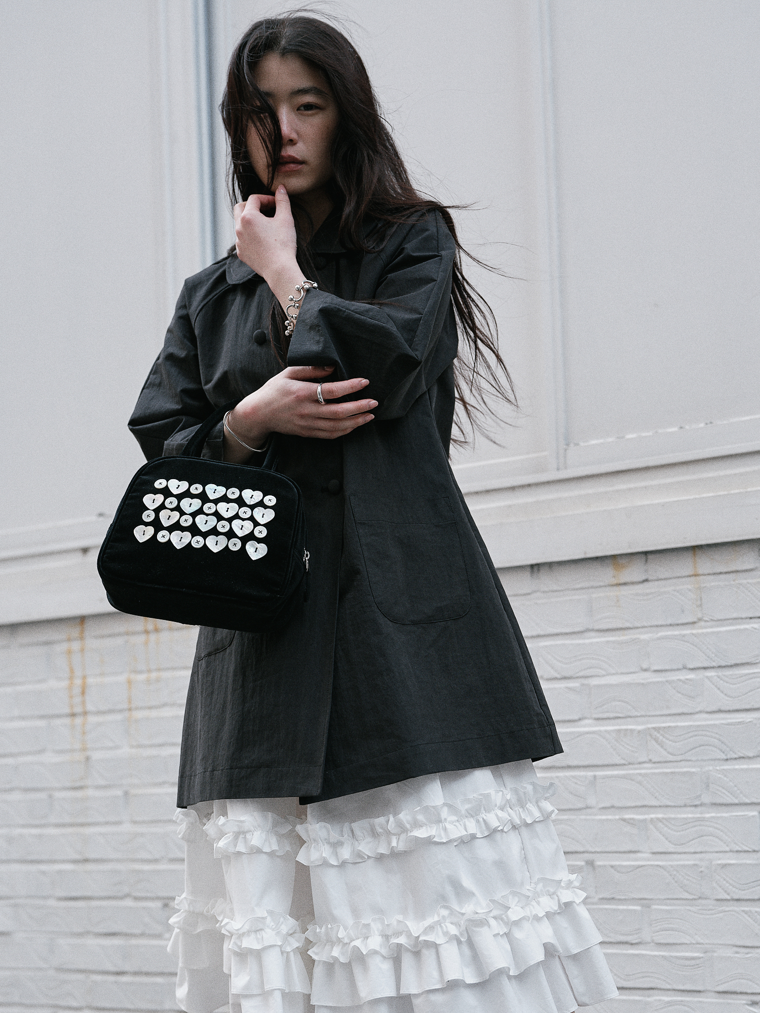 韓国商品/SAENGINSTUDIO PEARL BUTTON COTTON VELVET HAND BAG MOTHER-OF-PEARL BUTTON COTTON VELVET HAND BAG - BLACK - 감도