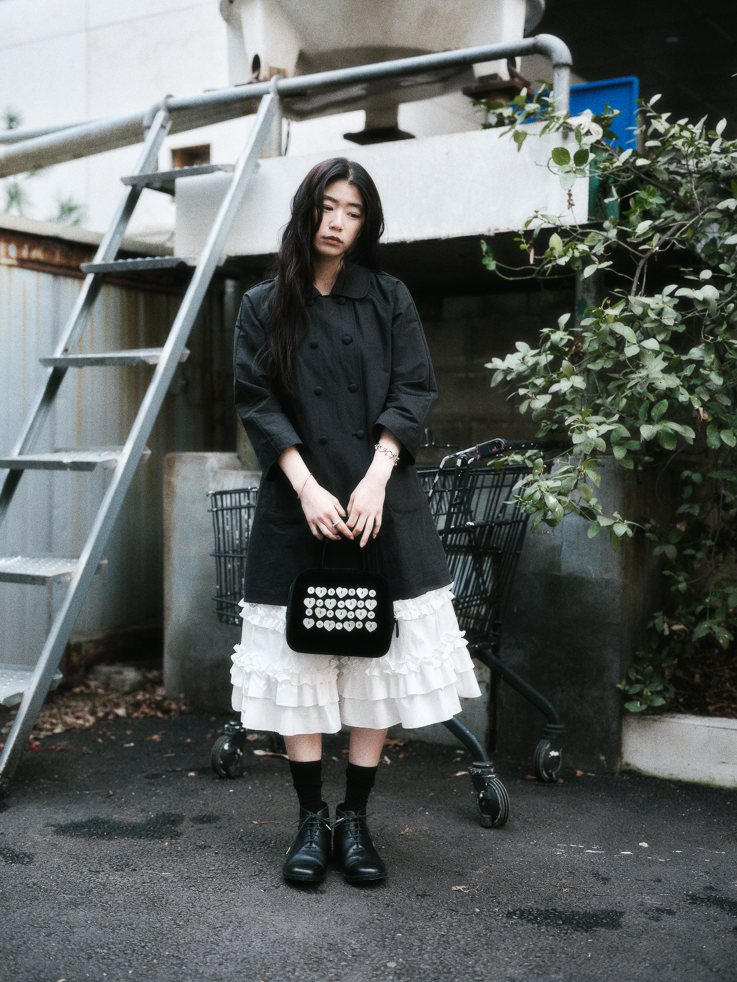 韓国商品/SAENGINSTUDIO PEARL BUTTON COTTON VELVET HAND BAG MOTHER-OF-PEARL BUTTON COTTON VELVET HAND BAG - BLACK