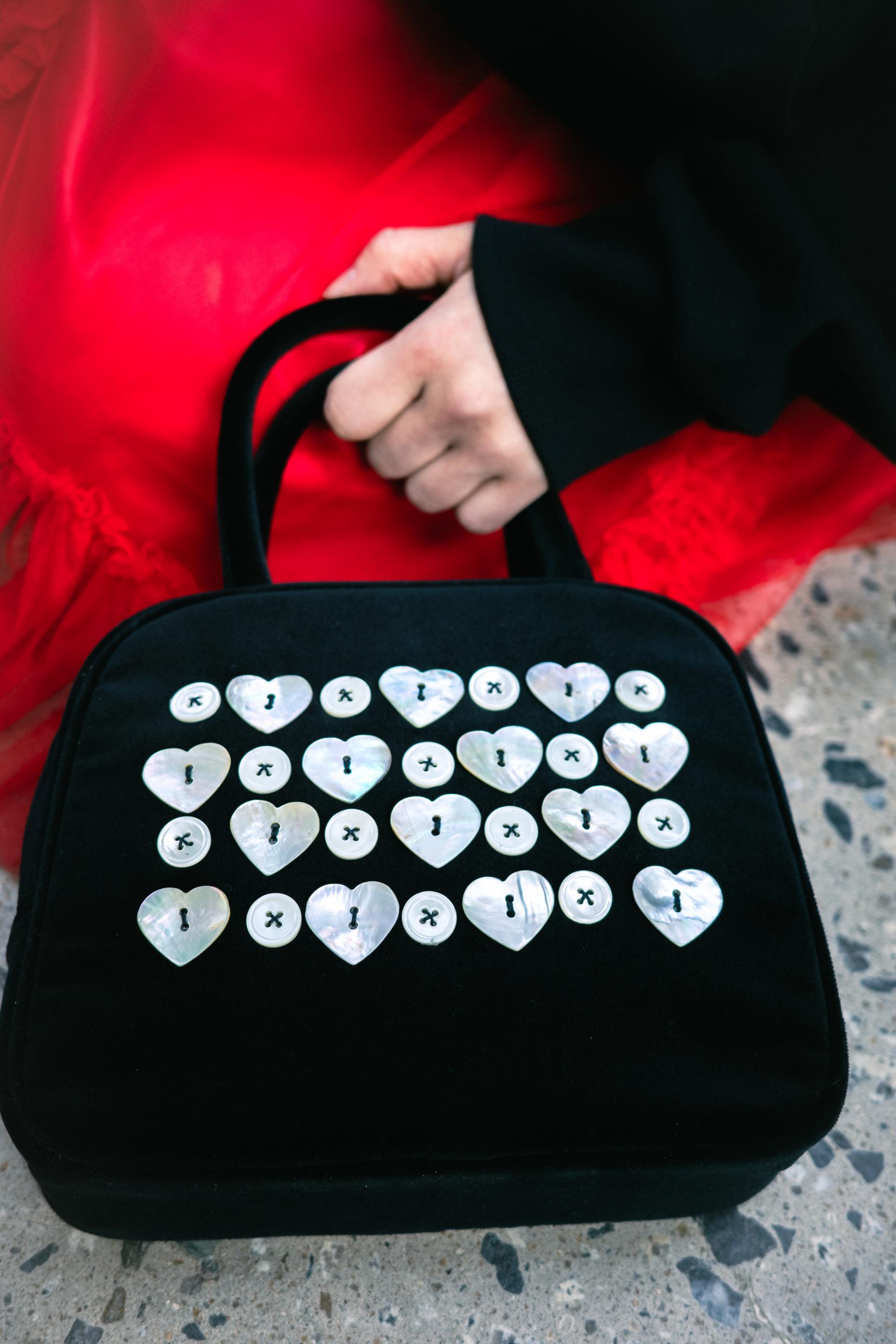 MOTHER-OF-PEARL BUTTON COTTON VELVET HAND BAG - BLACK - 감도