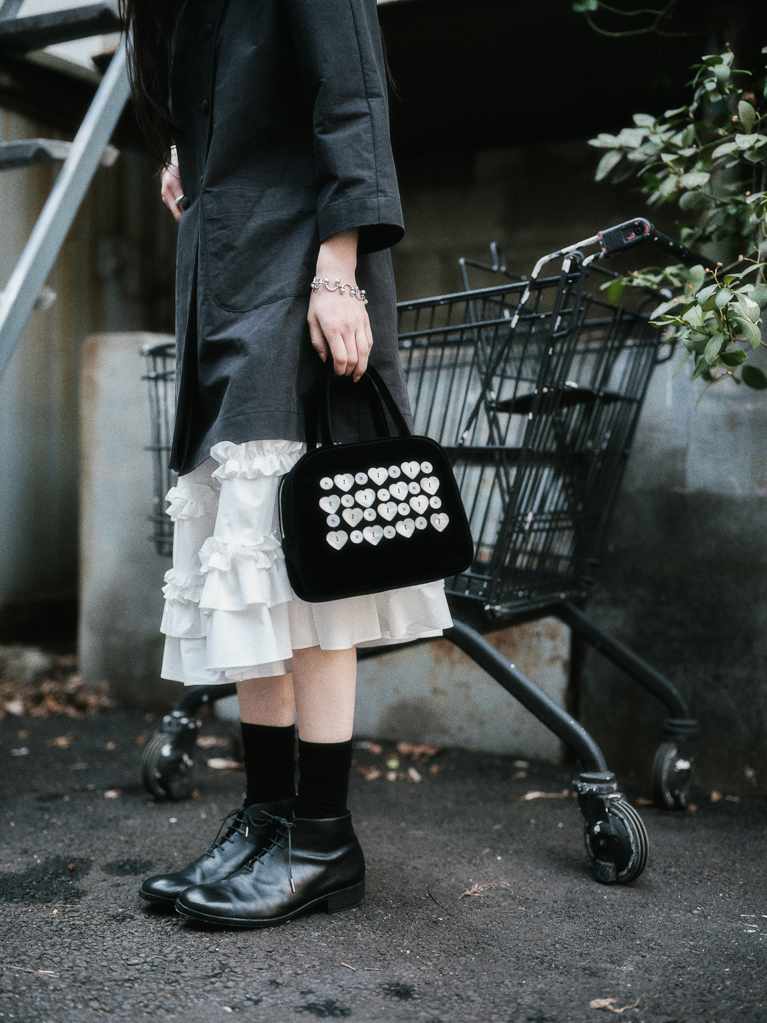MOTHER-OF-PEARL BUTTON COTTON VELVET HAND BAG - BLACK - 감도
