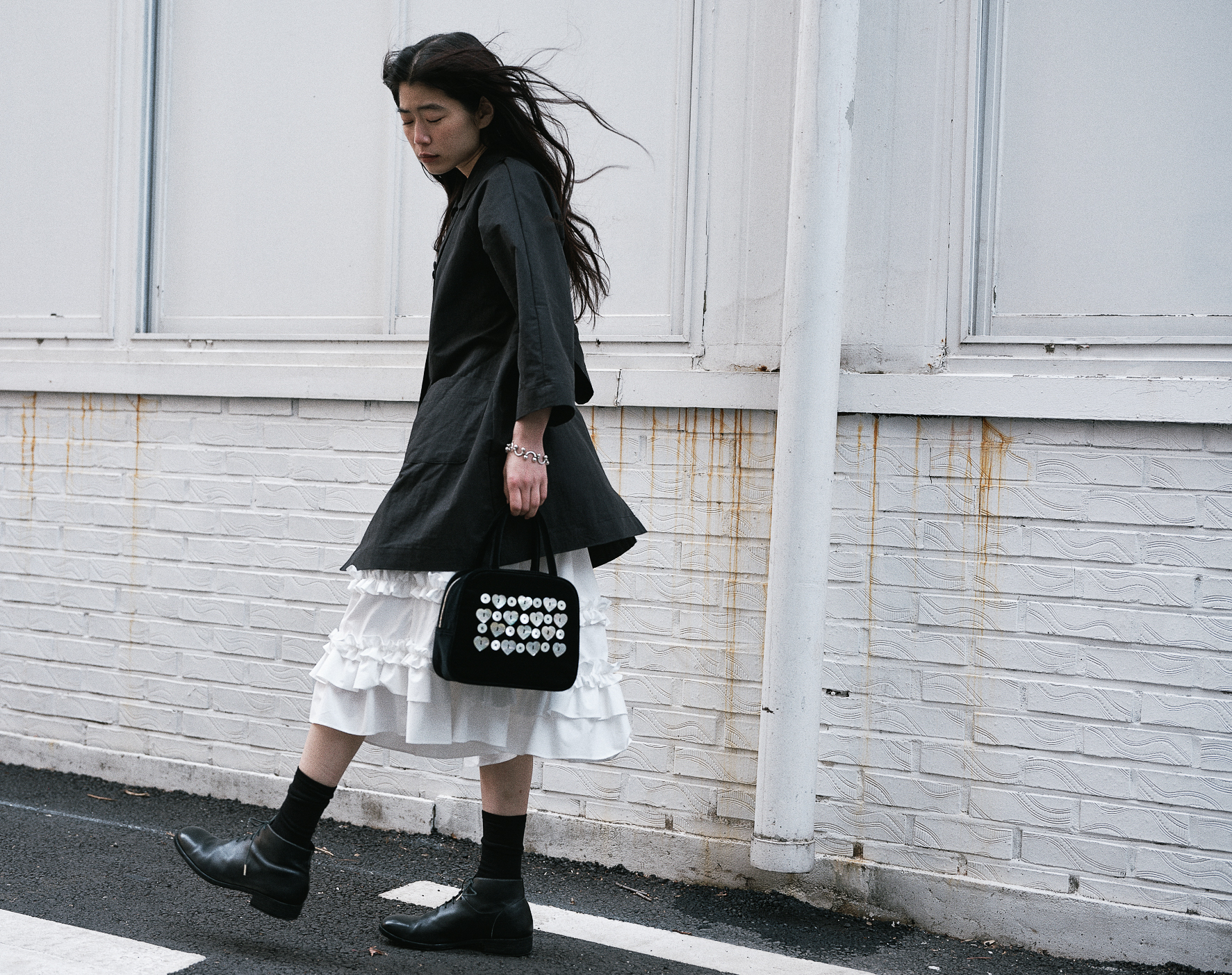 韓国商品/SAENGINSTUDIO PEARL BUTTON COTTON VELVET HAND BAG MOTHER-OF-PEARL BUTTON COTTON VELVET HAND BAG - BLACK - 감도