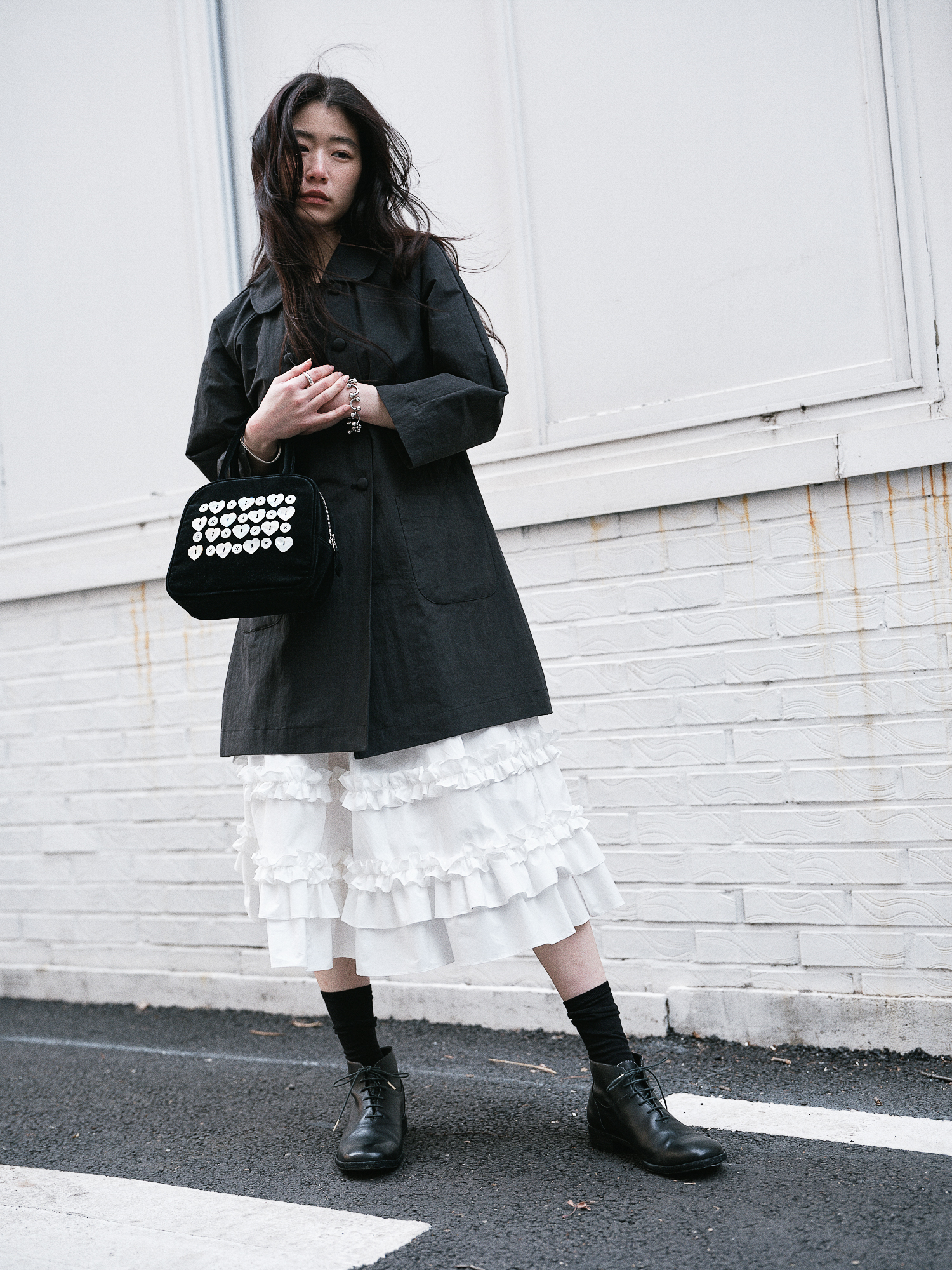 MOTHER-OF-PEARL BUTTON COTTON VELVET HAND BAG - BLACK - 감도