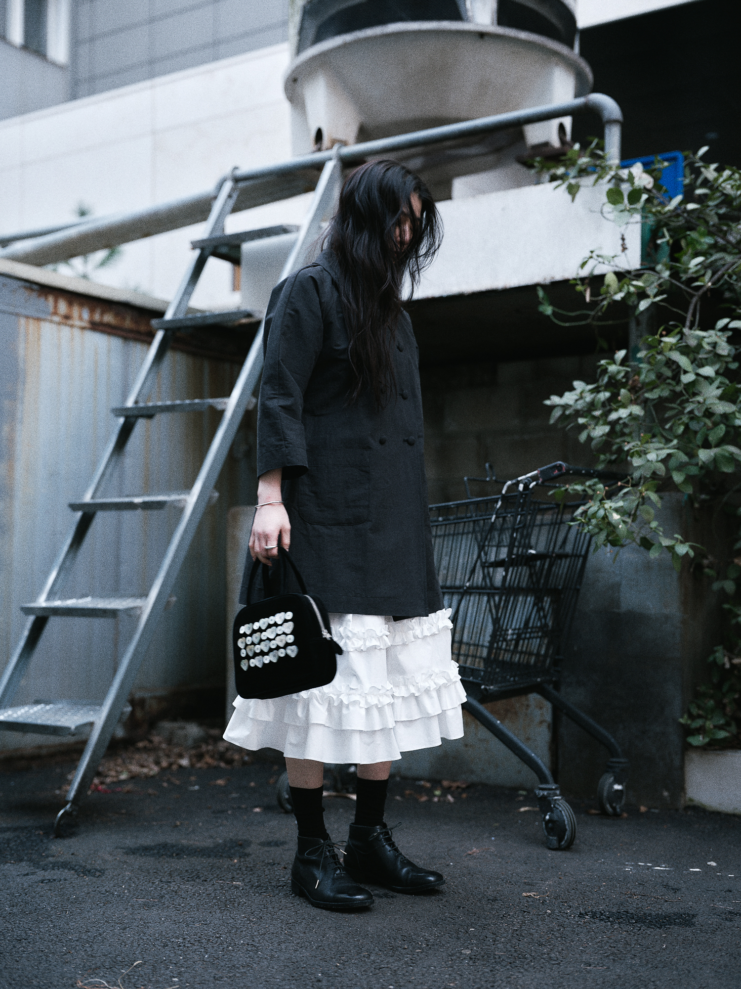 韓国商品/SAENGINSTUDIO PEARL BUTTON COTTON VELVET HAND BAG MOTHER-OF-PEARL BUTTON COTTON VELVET HAND BAG - BLACK