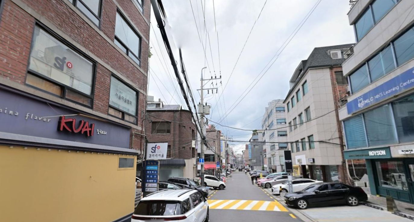 신사동 가로변 인접 이면, 리모델링 가치가 돋보이는 소형 수익형 빌딩