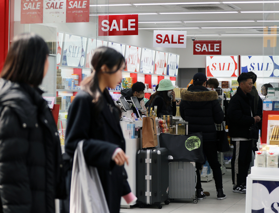 Visitors browse at a cosmetics store in Myeongdong, a shopping mecca in central Seoul, on March 10. Myeongdong shopping area was once a hot destination for tourists from China. [NEWS1]