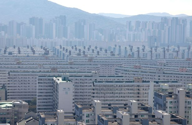 대치동 은마아파트가 지난 달 19년만에 서울시 재건축 심의에 통과했다. 사진은 20일 서울 은마아파트의 모습./연합뉴스