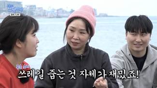 인간의 얼굴, 사람, 의류, 텍스트이(가) 표시된 사진  AI 생성 콘텐츠는 정확하지 않을 수 있습니다.