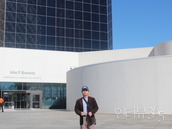역대 대통령들은 자신의 이름을 딴 기념관을 갖고 있다. (사진 맨 위부터) 케네디 도서관, 포드 도서관, 아이젠하워 도서관 앞에서