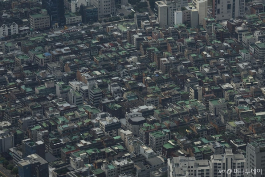 [서울=뉴시스] 김근수 기자 = 6일 서울 송파구의 롯데월드타워 스카이라운지에서 다가구·다세대·연립주택이 보이고 있다.    6일 국토교통부 주택건설실적통계에 따르면 올해 1∼5월 서울 내 다가구·다세대·연립주택 준