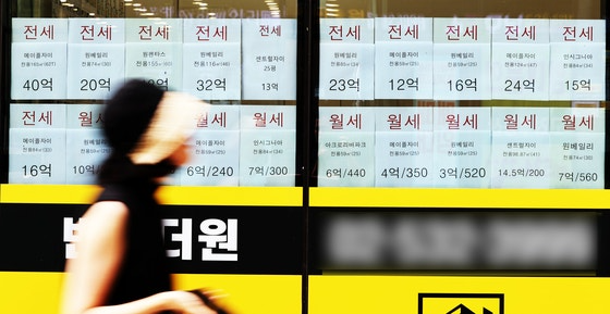 지난 1일 서울 서초구의 한 공인중개사무소에 월세 매물 안내문이 전세와 비슷한 비중으로 창문에 붙어 있다. 뉴스1