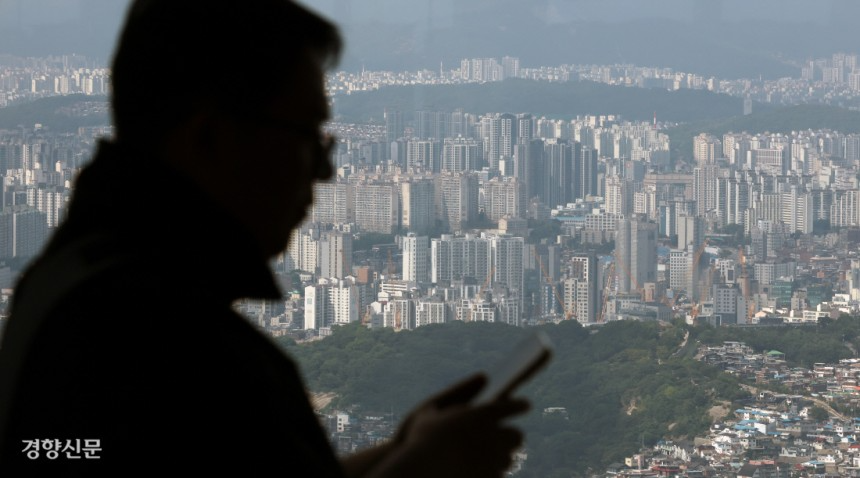 “언제 돈 모아 내 집 마련하나” 서울 집값 상승세가 강남에 이어 ‘노도강(노원·도봉·강북구)’으로 확산되고 있다. 10일 서울 남산에서 바라본 강북과 노원구 일대에 아파트 단지가 빼곡하게 들어서 있다. 권도현 기자
