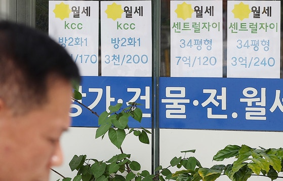 지난 17일 서울 시내 한 부동산에 월세 안내문이 붙어있다. 뉴스1