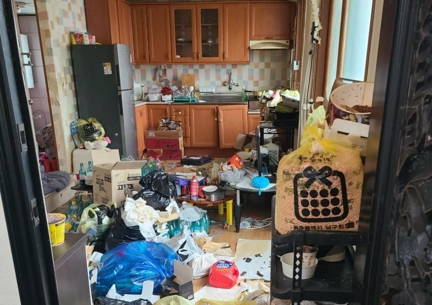 세입자가 집을 엉망으로 만들고 도망쳤다며 집주인 A씨가 올린 사진. 사진=디시인사이드
