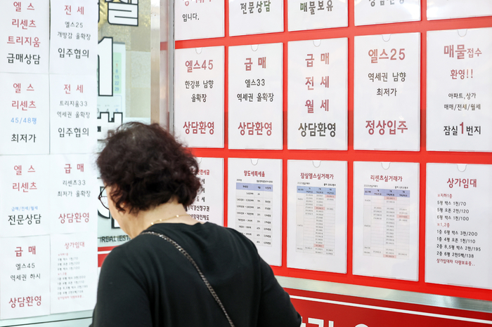  23일 서울의 한 공인중개사에 아파트 매매 및 전월세 매물 시세가 게시돼 있다. 2025.4.23 [사진 = 뉴스1]