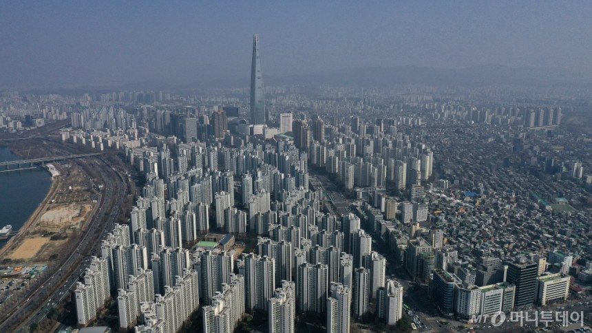 [서울=뉴시스] 김명년 기자 = 강남3구와 용산구 소재 아파트의 매물 호가가 내려가고 있다. 정부와 서울시가 강남3구(강남·서초·송파구)와 용산구 소재 아파트 2200개 단지에 '갭투자'를 막는 토지거래허가구역으로 