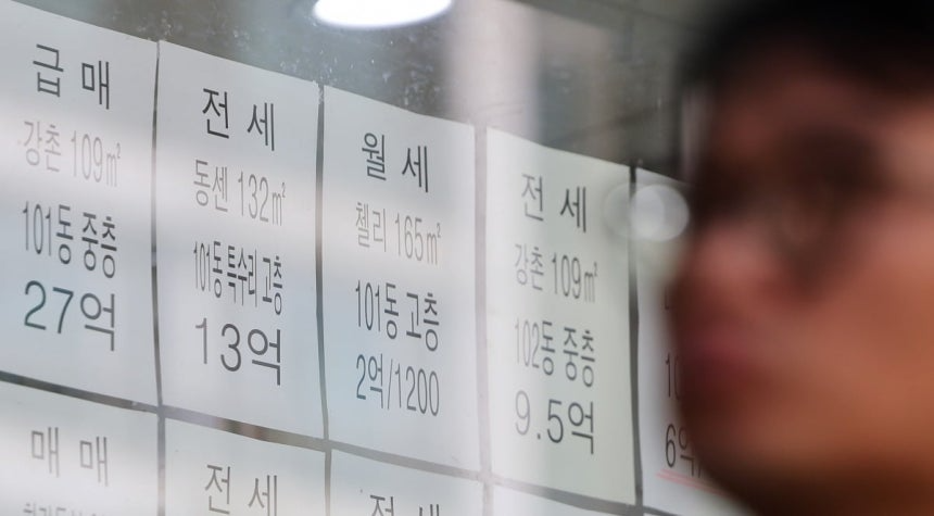 서울의 한 공인중개사사무소에 아파트 매매 및 전세 매물 시세가 게시돼 있다.  /사진=뉴스1