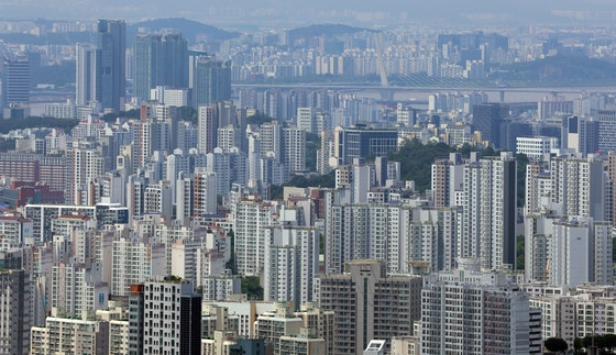 24일 서울 남산에서 바라본 서울 시내에 아파트가 빼곡히 들어서 있다. 뉴스1