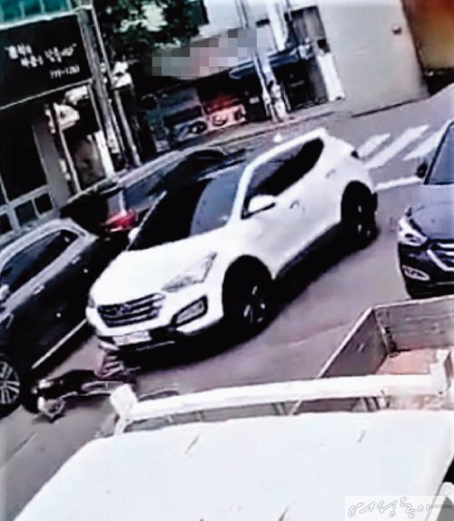 SUV가 자건거를 탄 초등학생을 들이받아 논란이 된 경주 스쿨존 사고에 대해 한 변호사는 “고의가 아닌 것 같다”는 견해를
밝혀 화제가 됐다.