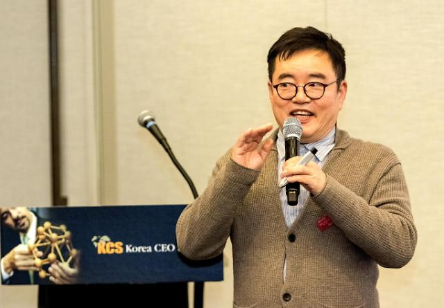 지난 17일 코리아씨이오서밋 주최로 열린 INBA 과정에서 최수혁 심버스 대표가 '디지털 르네상스와 블록체인' 이란 주제로 강연하고 있다. [사진=코리아씨이오서밋]