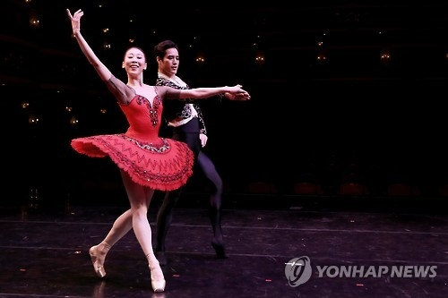 발레 '돈키호테'의 한 장면(서울=연합뉴스) 진연수 기자 = 8일 오전 서울 광진구 능동 유니버설 아트센터에서 열린 문훈숙과 함께하는 브런치 콘서트에서 발레리나 홍향기와 발레리노 강민우가 공연을 펼치고 있다. 2017.3.8 jin90@yna.co.kr