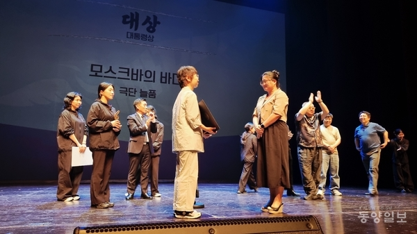 ▲극단 늘품 천은영(오른쪽) 대표가 44회 대한민국연극제 대상(대통령상)을 수상하고 있다.