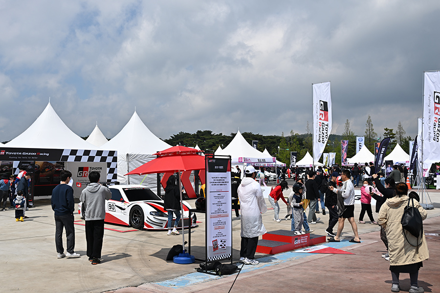 다양한 매력을 제시한 토요타의 전시 공간. 사진 김학수 기자