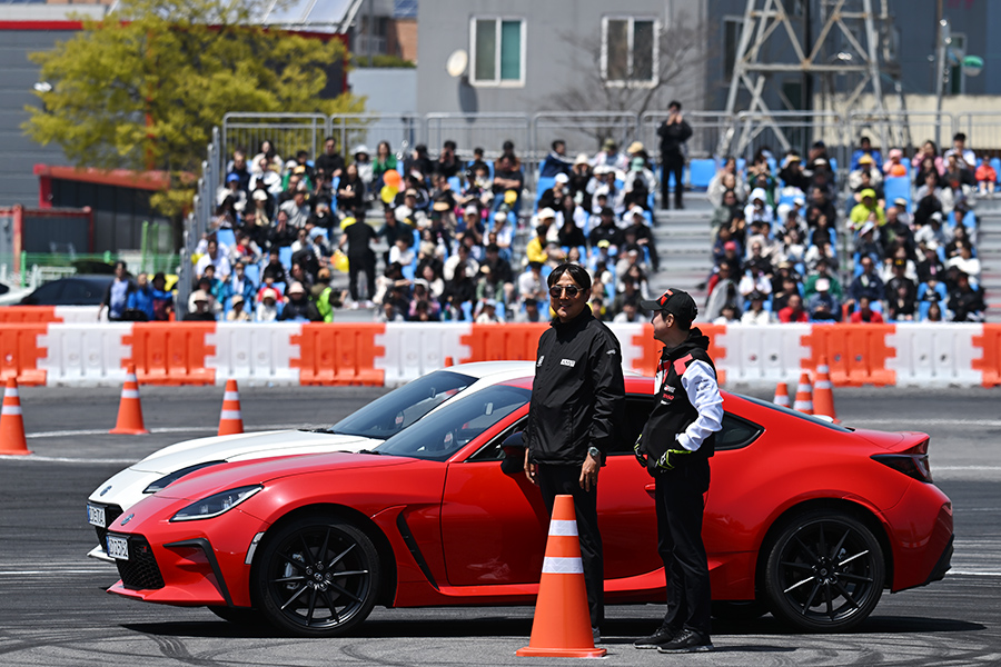 한국토요타자동차 이병진 부사장과 박상현 교수가 관람객들을 향해 인사하고 있다. 사진 김학수 기자