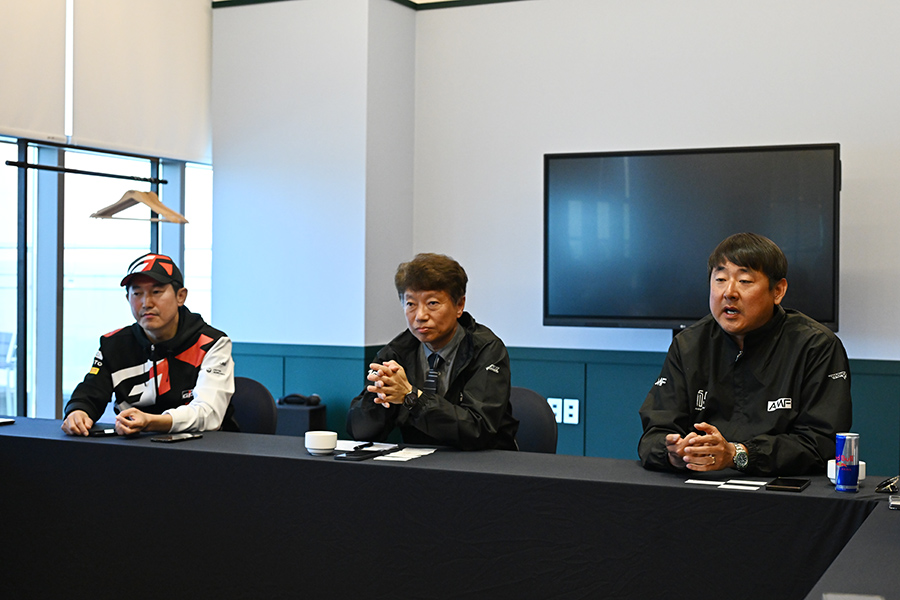 인터뷰에 참석한 이병진 부사장과 한명석 총장, 그리고 박상현 교수. 사진 김학수 기자