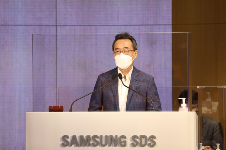 작년 3월 정기 주주총회에서 황성우 삼성SDS 대표. 최고경영자가 주주가 모인 자리에서 사과를 하는 건 보기 드문 일인데요. 황 대표는 주가 하락에 대해 사과하면서도, 이런 주가 흐름이 시장이 회사에 더 근본적 변화를 원한다는 의미라 해석했어요. 클라우드 열심히, 잘 하겠다는 말이지요. @출처 : 삼성SDS