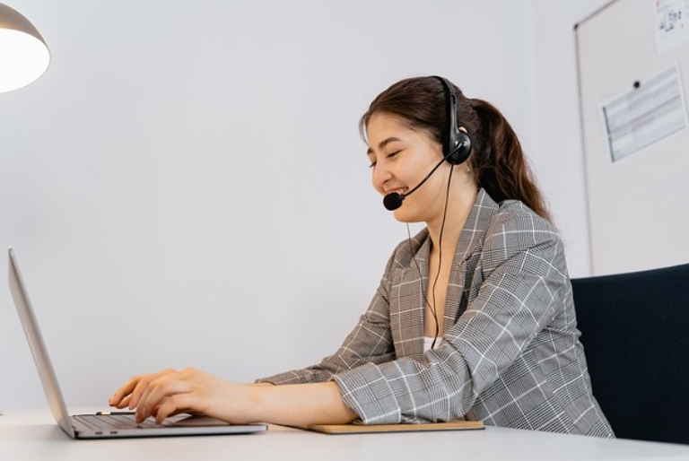 고객센터, 콜센터 등 기업의 고객 응대조직은 사람 대신 인공지능(AI)이 대체하는 추세가 강합니다. @출처: snehaltechnotery