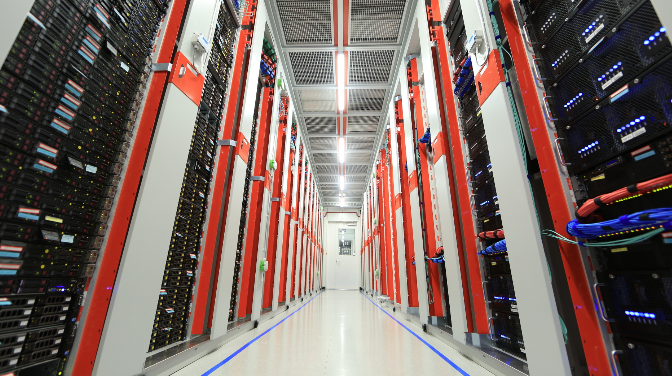 판교에 있는 NHN 데이터센터, NCC(NHN Cloud Center) 서버실. 우리가 매일 쓰는 인터넷, 모바일 뱅킹, 앱 등등 수많은 IT 서비스가 원활하게 돌아가려면 어딘가에는 이런 거대 장비가 필요합니다. @출처 : NHN 블로그