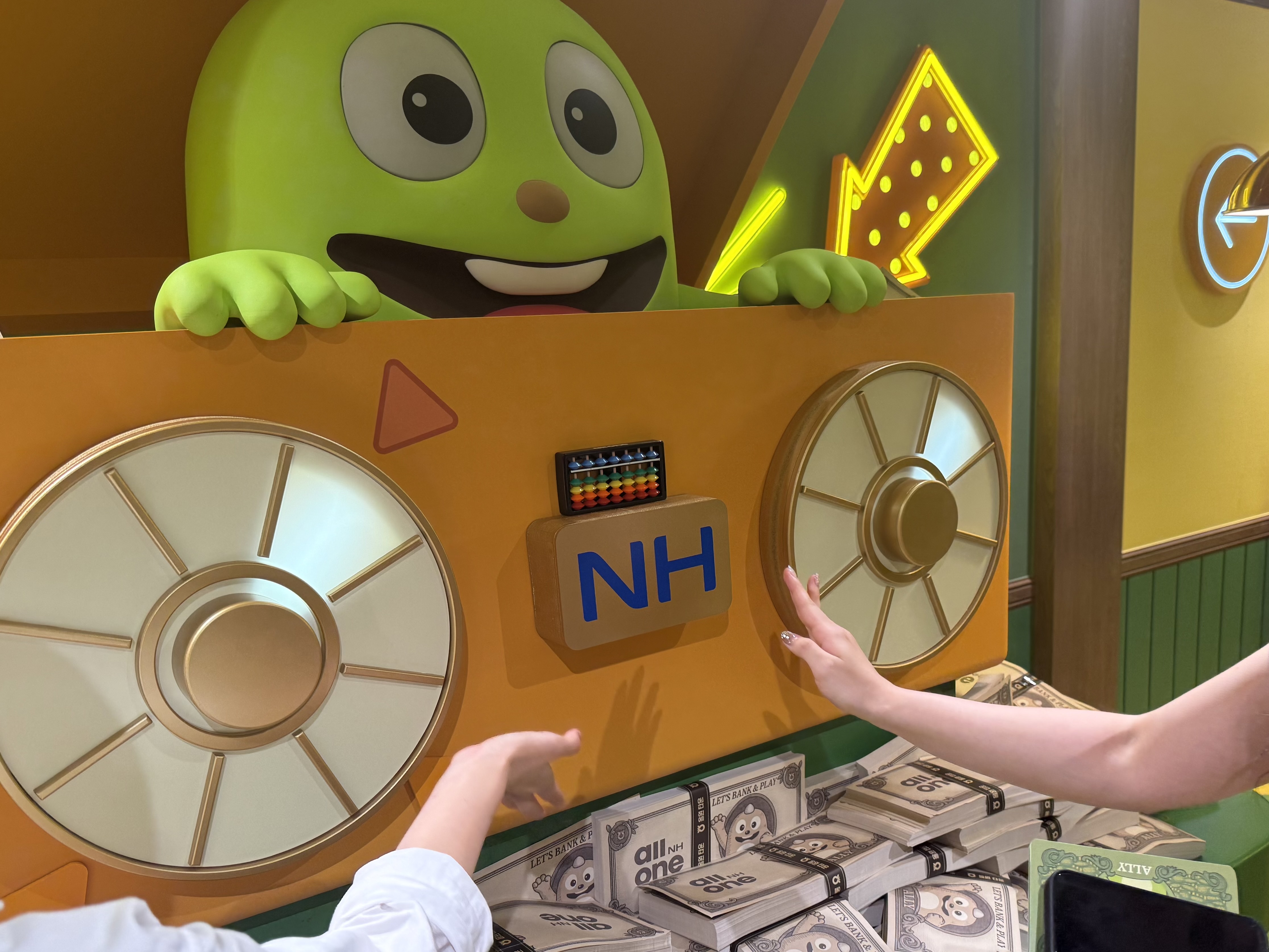 게임 시작하듯 금융도 쉽게_NH 올원 팝업스토어 분석(한상준, 고현지, 이하진 BX디자이너) : bxdeep 깊이에서 시작하는  브랜드경험디자인, 비엑스딥