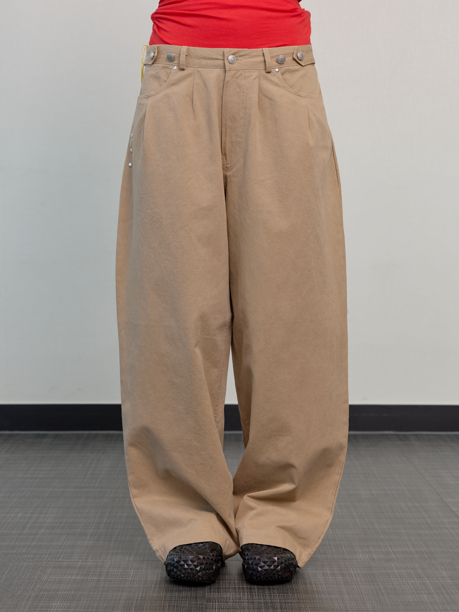 Washed metal button chino pants beige