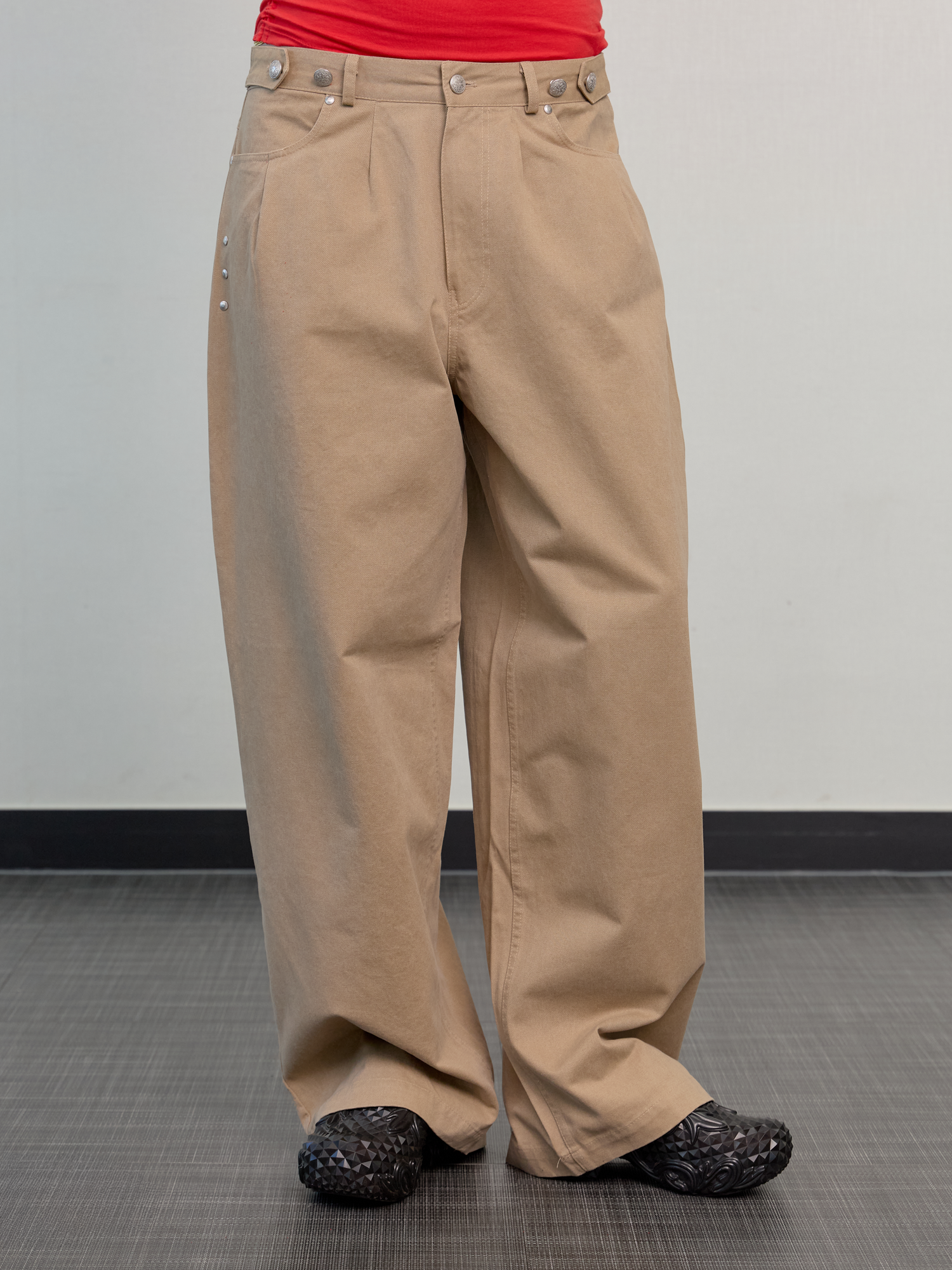 Washed metal button chino pants beige