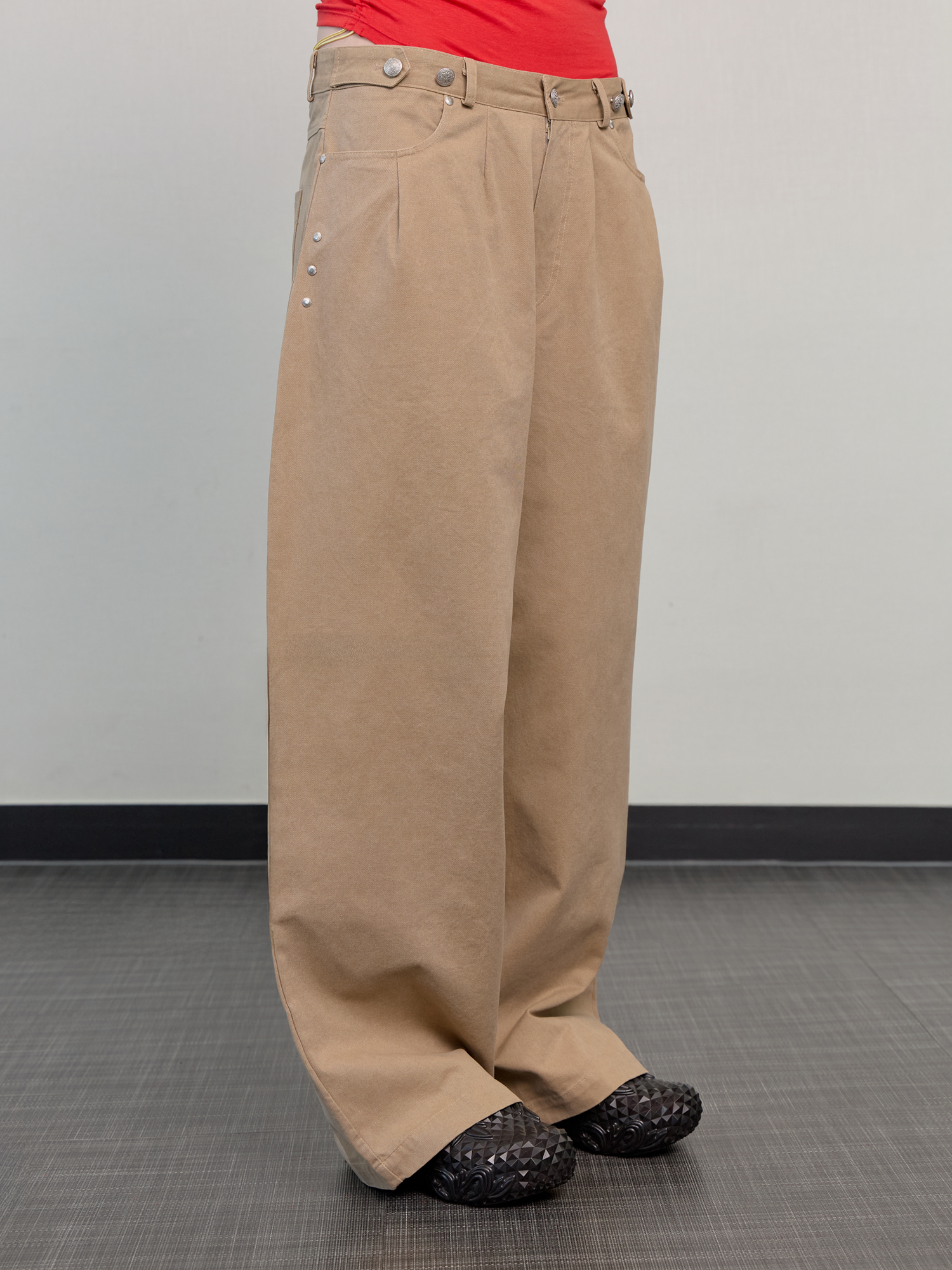 Washed metal button chino pants beige
