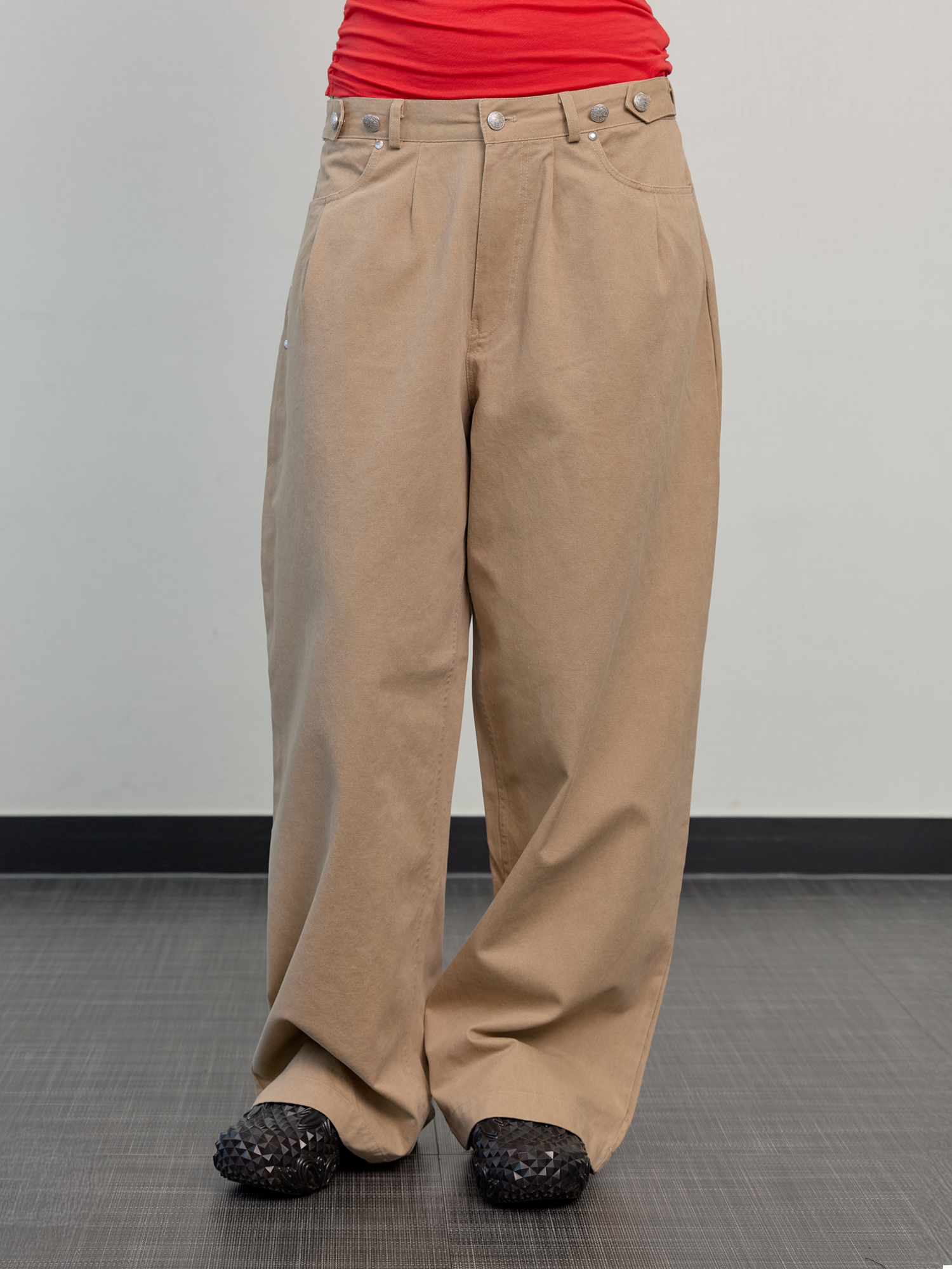 Washed metal button chino pants beige