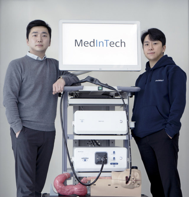 ㈜메디인테크를 공동 창업한 한국전기연구원(KERI) 이치원 박사(왼쪽) 및 김명준 박사. KERI 제공