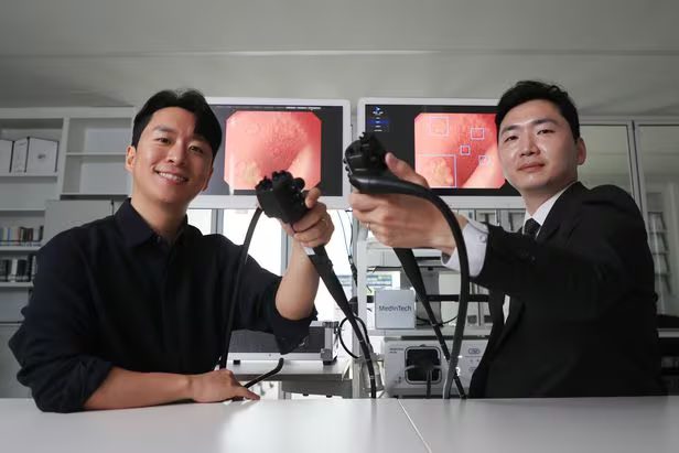 지난 10일 오전 서울 종로구 메디인테크 본사 사무실. 이치원(오른쪽) 대표와 김명준 부대표가 메디인테크의 전동식 내시경에 달린 조종기를 들어 보이고 있다. 이 대표는 “우리 제품은 세계 최초의 인공지능 전동식 내시경”이라며 “앞으로 모든 의료기기를 혁신하는 기업이 되는 게 목표”라고 했다. / 장련성 기자