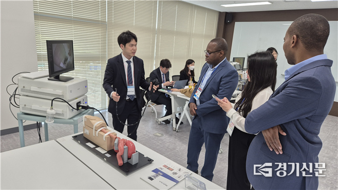K-Hospital Biz Partnership 행사에 참여한 해외바이어들이 광역형 국산의료기기 교육훈련지원센터를 방문해 관계자로부터 설명을 듣고 있다. (사진=성남산업진흥원 제공)