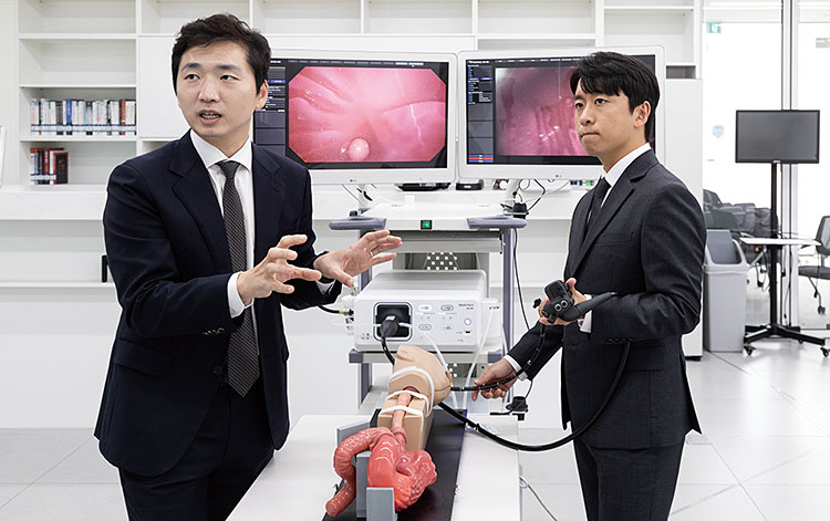 이치원(왼쪽) 메디인테크 대표와 김명준 부대표가 최근 서울 종로구의 메디인테크 사무실에서 직접 개발한 연성 내시경에 대해 설명하고 있다. 사진 김흥구 객원기자