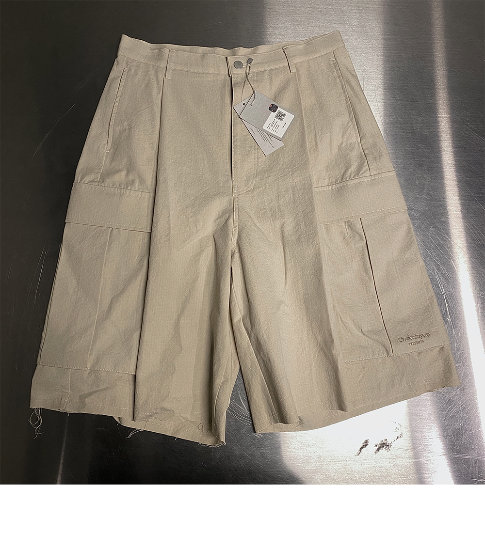 MU.48 Anti Fxxking Logo Play Big Cargo Rip Shorts Beige
