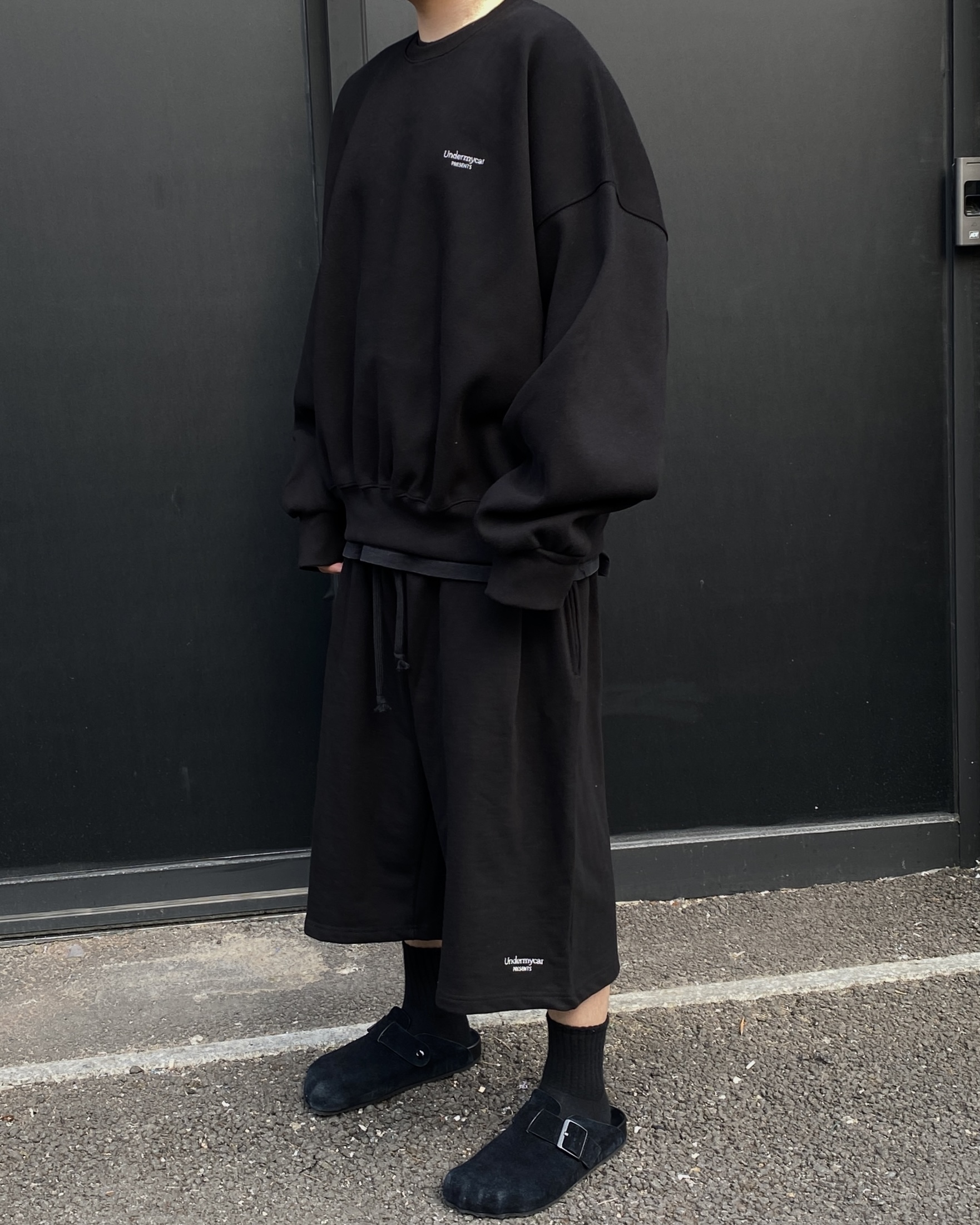 Mu.16 Anti Fxxking Logo Play Oversized One Tuck Sweat Shorts Black