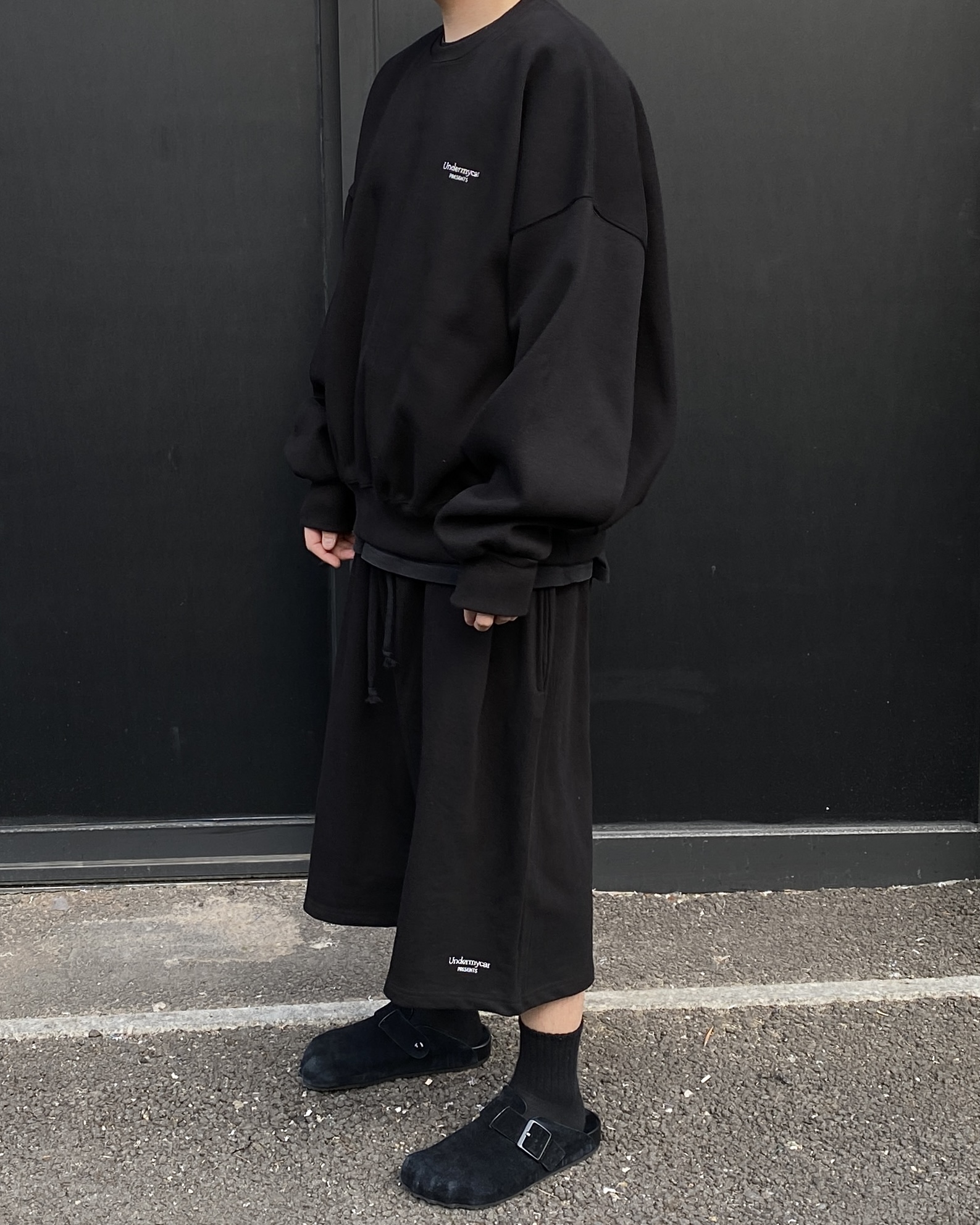 Mu.16 Anti Fxxking Logo Play Oversized One Tuck Sweat Shorts Black