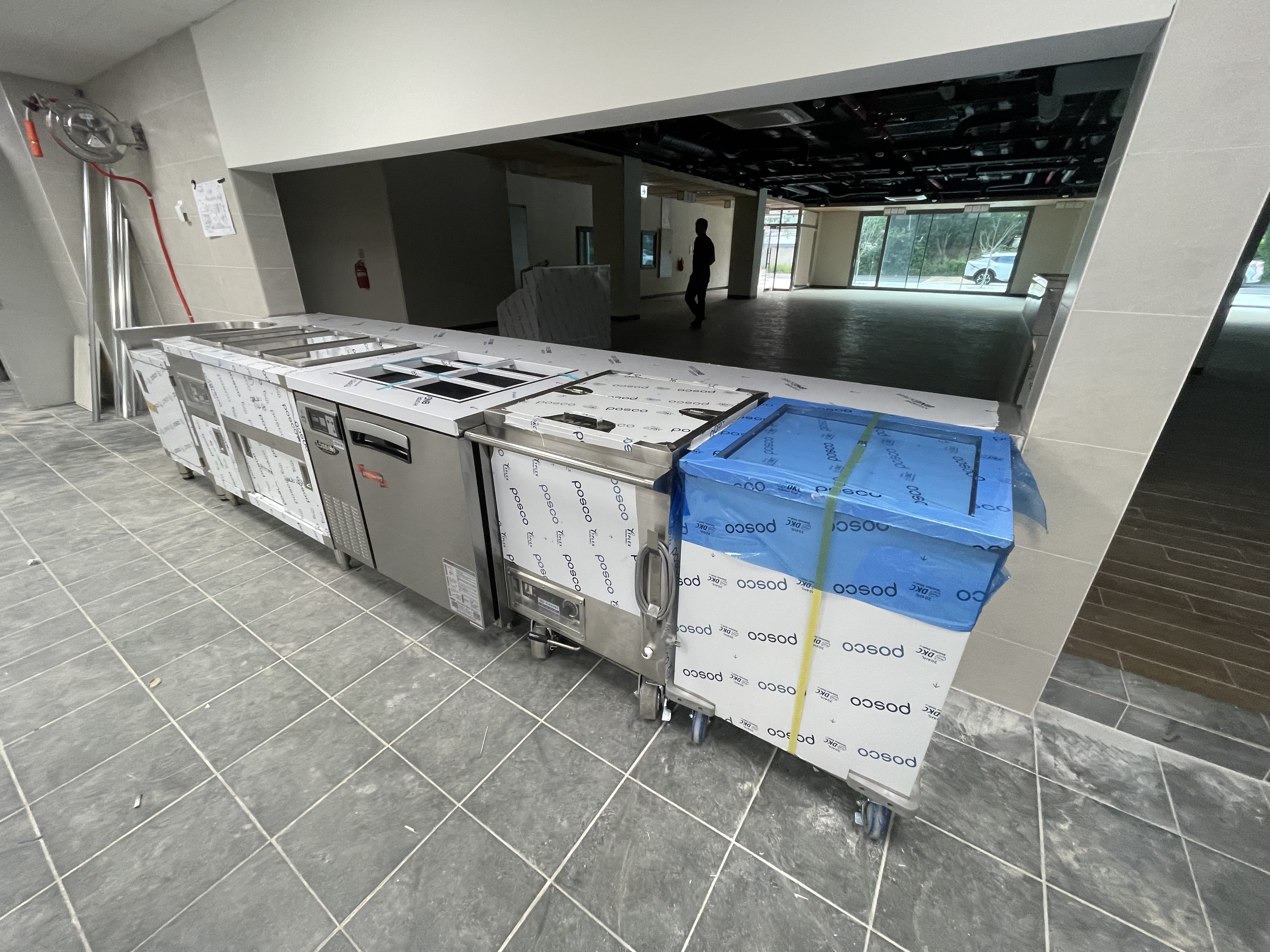 대면배식, 강제배식