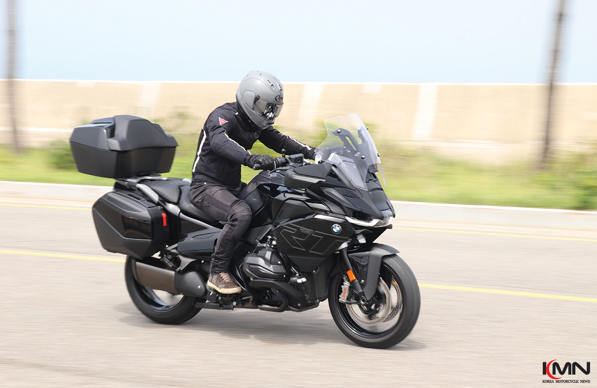 더욱 날렵하고 미래지향적인 디자인으로 진화한 BMW R 1300 RT의 전면부